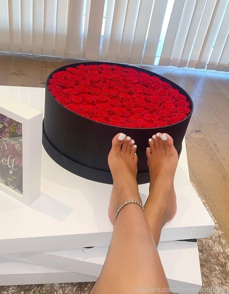 herfeetonfleek_ high quality actress image