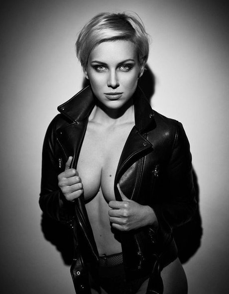 pure dee model hot picture