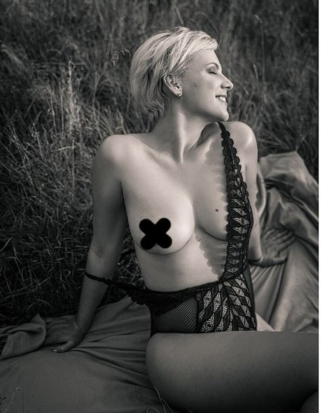 pure dee model beautiful image