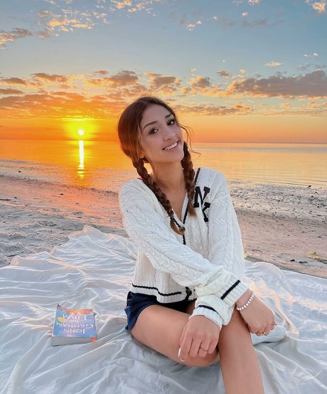 Ava Justin model top photos