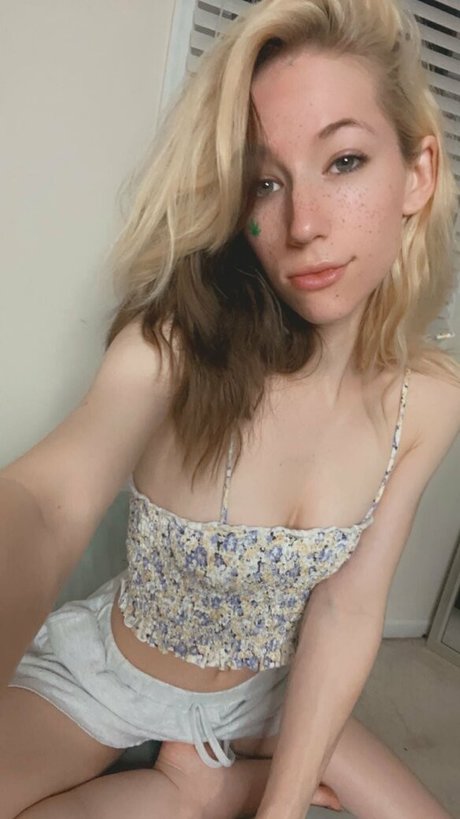 elladevilfree beautiful actress pic