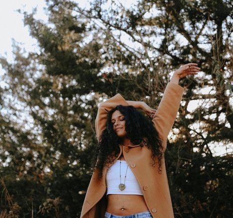 Chloe Alexander star top photo