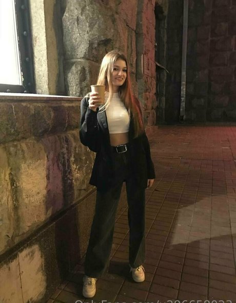 ellie noir pretty star pictures