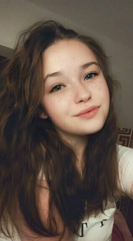 elisenextdoor nudes model pic