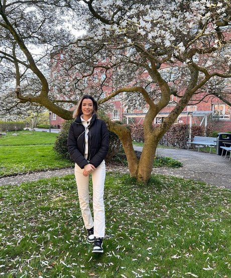 NoraExplorer model top photos