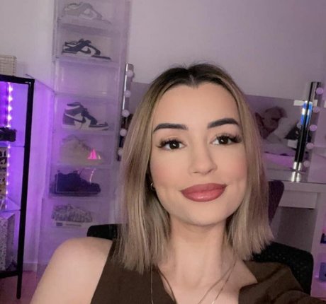 NoraExplorer model exclusive photo