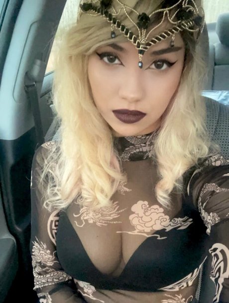 Trickywi hot actress image