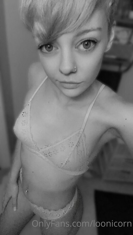 loonicorn pretty model pic