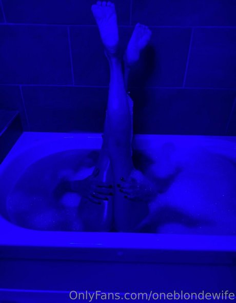 oneblondewife sexy model pic