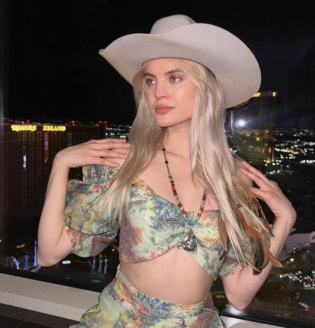 Zandi Holup star best images