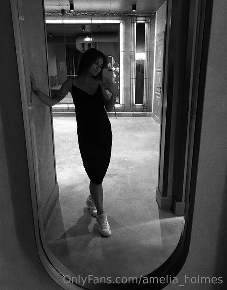 amelia holmes model naked photos