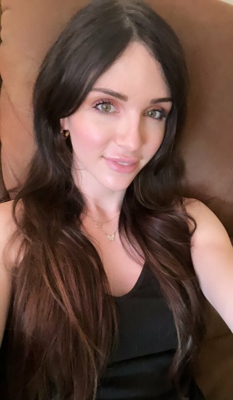 Sarah Hills star pretty pics