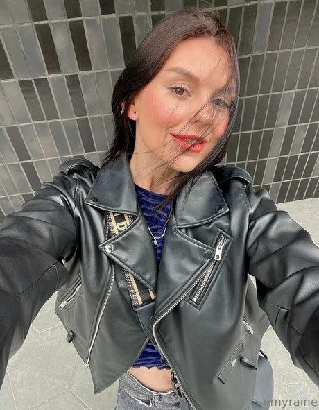 emyraine Profile pic