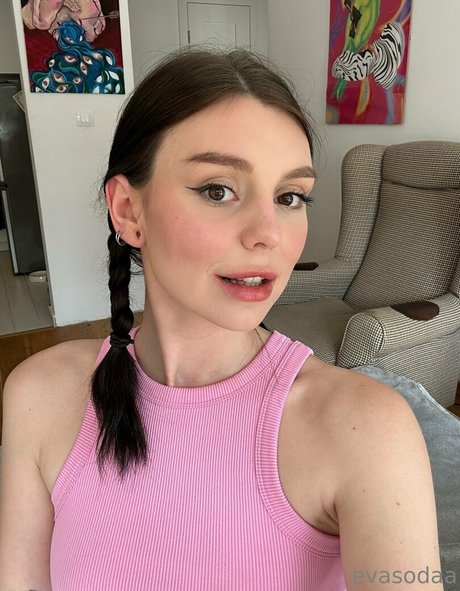 emyraine hot model img