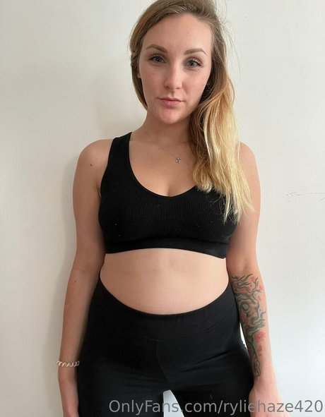 ryliehazefeedee model sexy images