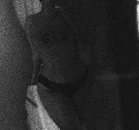 dotknij naked pornstar pic