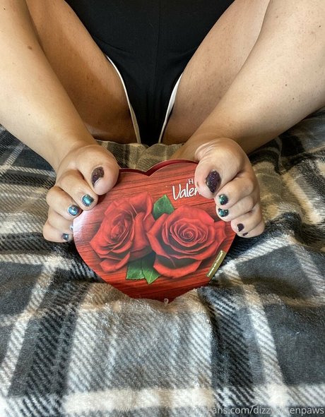 dizzykittenpaws art model pic