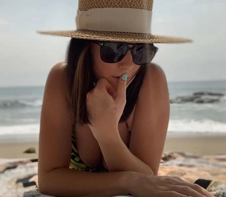 Courtnee Draper erotic model pics