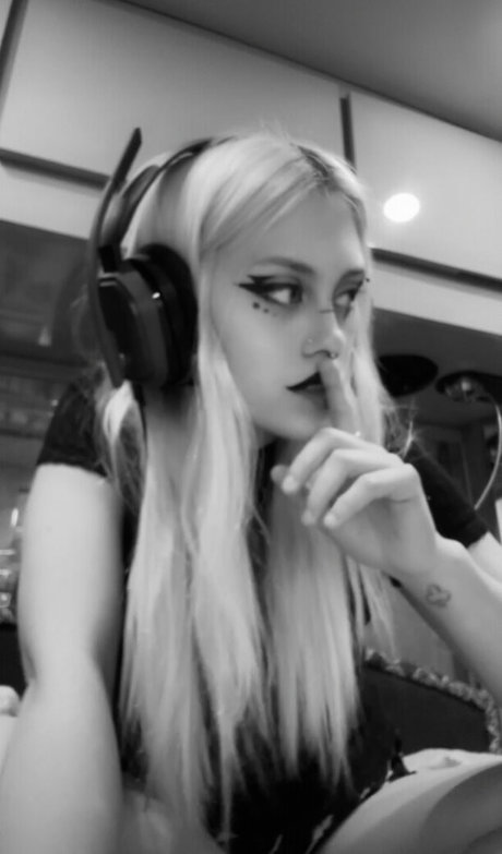 Setenstoned art actress gallery