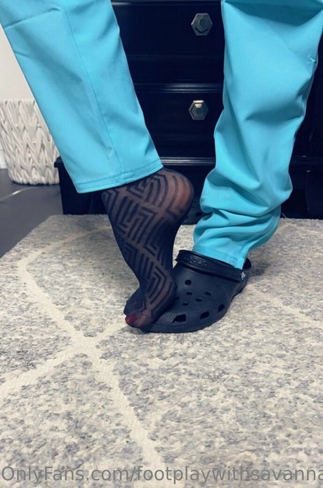 footplaywithsavanna model top img