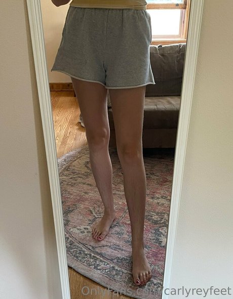 carlyreyfeet hot star img