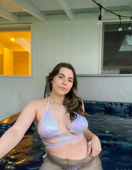 livvy5493 model top photo