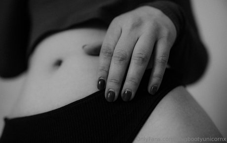 xBigBootyUnicornX model naked photo