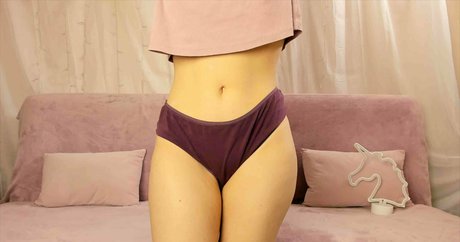 xBigBootyUnicornX model erotic photo