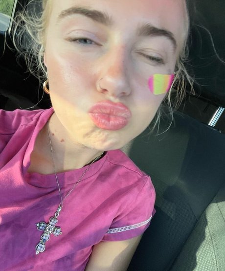 Claire Rosinkranz star hot images