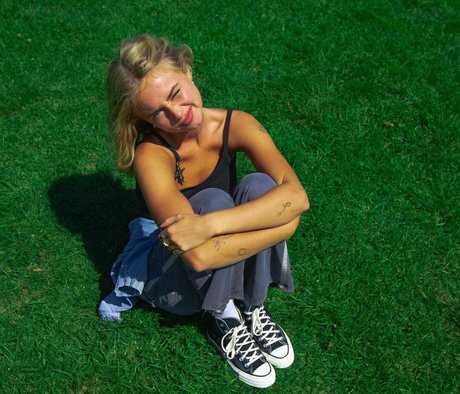 Claire Rosinkranz sexy model photos