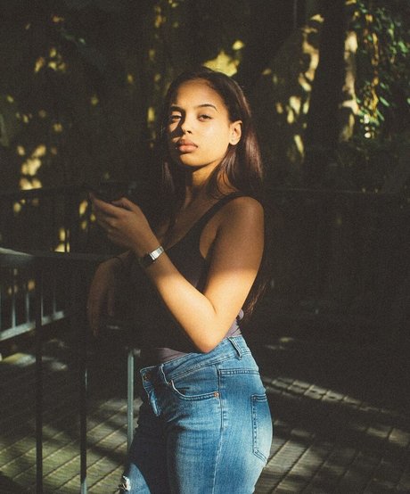 Madwavyy adult model photo