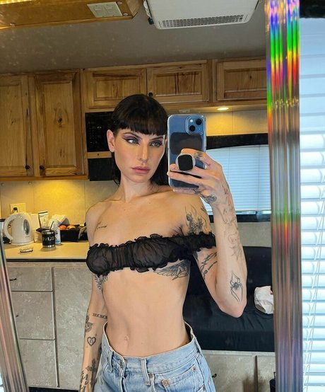 Lilith Czar model pretty image