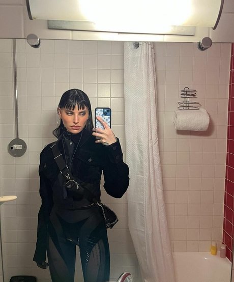 Lilith Czar hot actress image