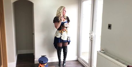 Foxy Geek Girl pornstar naked img