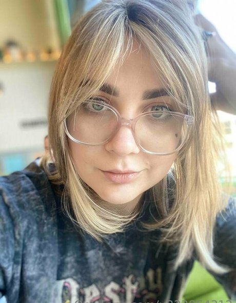 valiawixx pornographic model pic