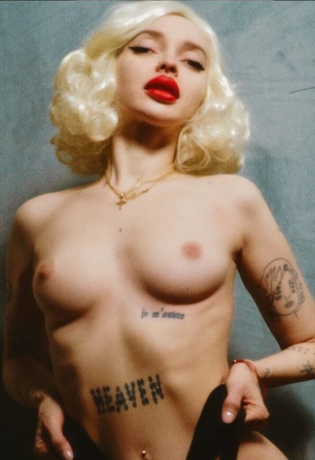 Glume naked star img