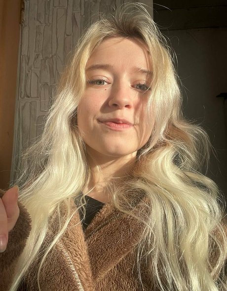 Arveni model pornographic photo