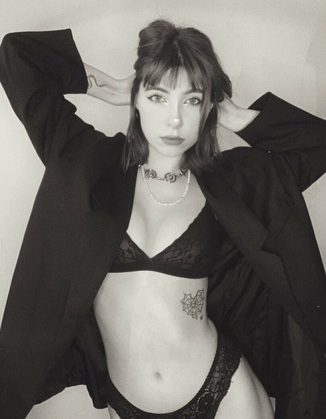 zlatka lesenok naked model image