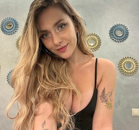 MariiD star naked photos