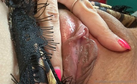 Ashley Hill star naked picture