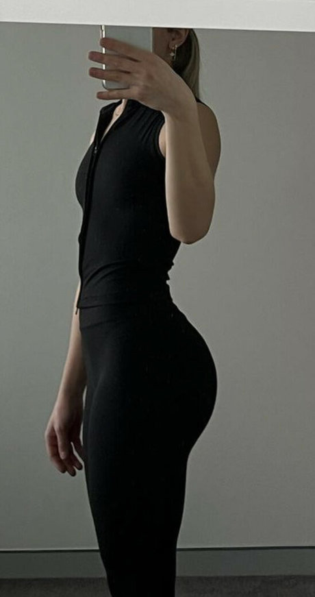 LaraNovaa_ pornographic star pic