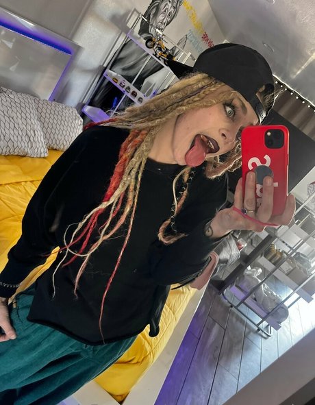 spiderinyourgarden model perfect pics