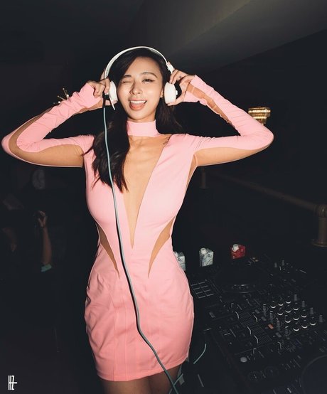 west tung nude star pictures