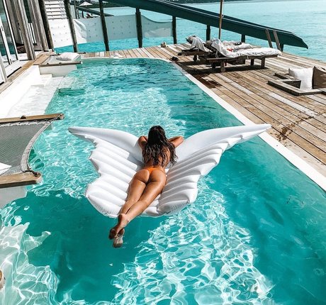 Paulina Gretzky model perfect pic