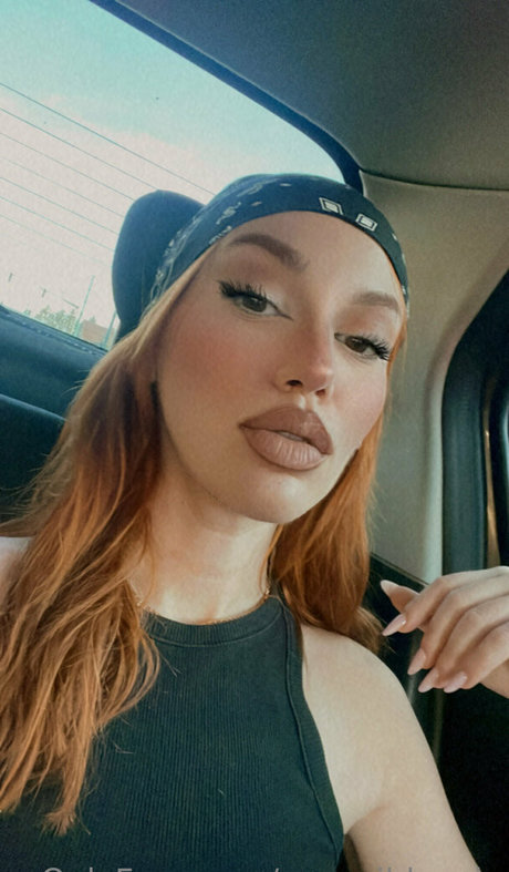 saraawildee sexy model image