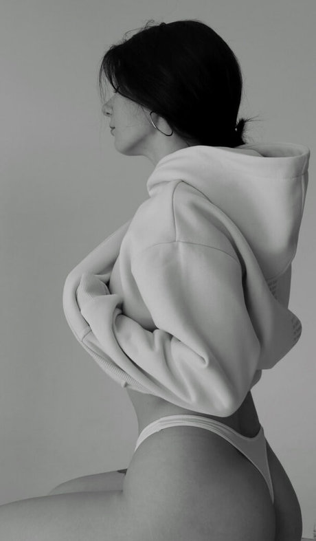 Mussessein nude model photo