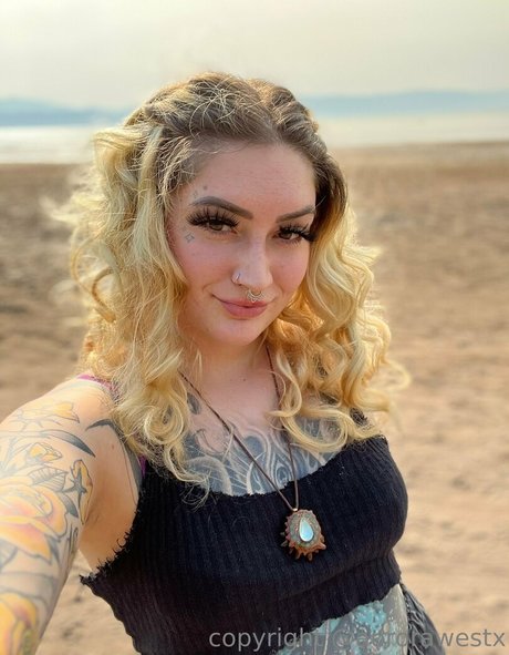 aurorawestx model nude pics