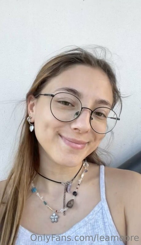 leamoore model nude image