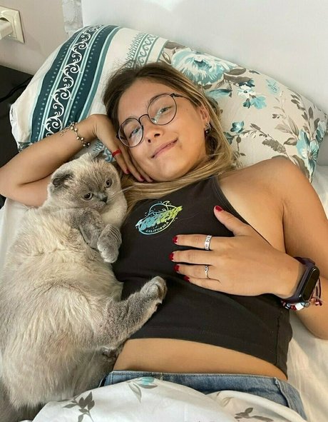 leamoore perfect actress pics