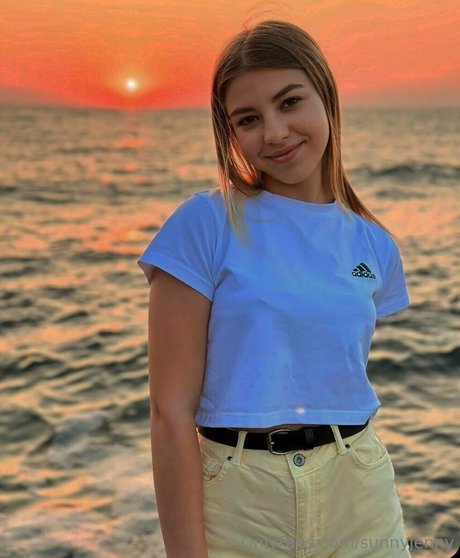 sunnyjenny naked model image